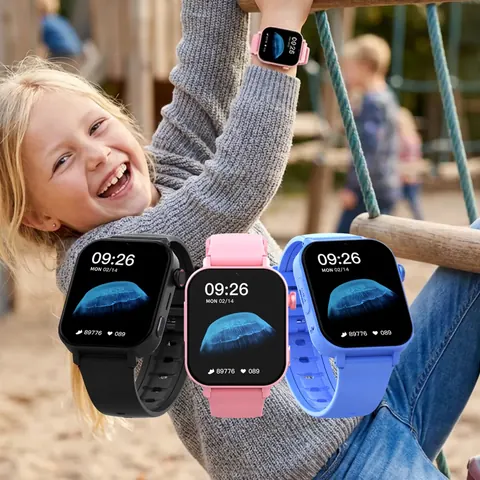 Barn på legeplads med KidsBuddy GPS smartwatch – vises i sort, pink og blå